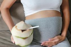 8 Manfaat Air Kelapa Bagi Ibu Hamil, Nutrisinya Lengkap dan Mengatasi Mual 