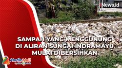 Sampah yang Menggunung di Aliran Sungai Indramayu Mulai Dibersihkan<