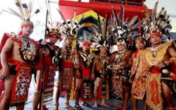 Keunikan Pakaian Adat Kalimantan Barat, Suku Dayak Gunakan Serat Kayu Ampuro