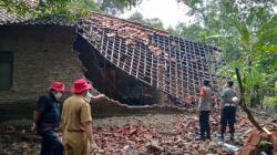 Rumah Warga di Indramayu Ambruk Diterjang Hujan Deras dan Angin Kencang
