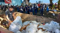 Ratusan Rimbawan Sulut Gelar Aksi Bersih Pantai Malalayang