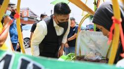 Kepanasan saat Cek Pembersihan Drainase, Wali Kota Bobby Borong Es Dawet 