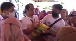 Antre Sejak Pagi, Warga di Gowa Rebutan Minyak Goreng di Pasar Murah