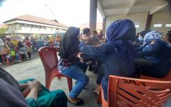 Demi Minyak Goreng, Emak-Emak di Lubuklinggau Rela Disuntik Vaksin<