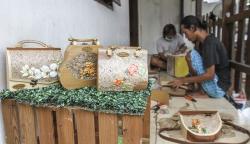 Kerajinan Tas Berbahan Limbah Triplek Dijual Rp500.000-Rp1 Juta
