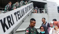 Isak Tangis Keluarga Selimuti Keberangkatan 400 Prajurit TNI AD ke Papua