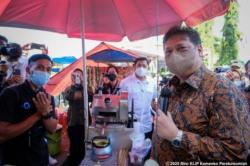 Menko Airlangga Apresiasi Penyaluran Bantuan Tunai, PKL dan Nelayan yang Tepat Sasaran