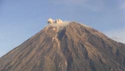 Jelang Lebaran, Gunung Semeru Luncurkan Awan Panas Guguran Sejauh 3,5 km