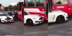 Tak Sabar Terjebak Macet, Pengemudi Ford Mustang Ini Malah Tabrak Bus