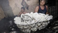 Imbas Minyak Goreng Curah Langka, Ukuran Kerupuk Berkurang 20 Persen<