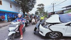 Salip Motor Terlalu ke Kanan, Avanza Tabrak Truk di Garut, 4 Luka<