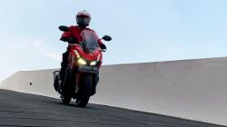  Begini Teknik yang Aman Naik Motor Matik saat Turunan Panjang