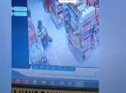 Viral, Emak-Emak Terekam CCTV Curi Minyak Goreng di Minimarket