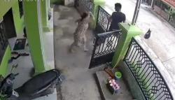 Viral Pria Lecehkan Bocah di Teras Rumah Terekam CCTV, Netizen: Sahkan Hukum Kebiri<