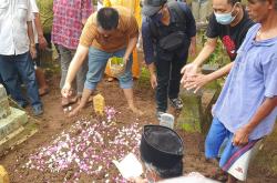 Jasad Bidan Sweetha dan Anaknya Dimakamkan Satu Liang Lahat