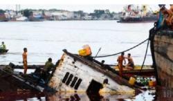 Tongkang Karam di Perairan Penebang Kalbar Cemari Air Laut
