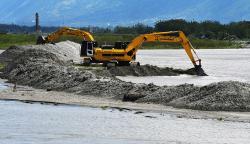 Pasir Sungai Palu Dikeruk untuk Antisipasi Banjir