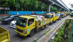 Solar Langka, Kendaraan Antre Panjang di SPBU Palembang Bikin Macet