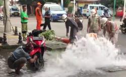 Viral Petugas PDAM Sibuk Perbaiki Air Bocor, Pria Ini Malah dengan Santuy Asyik Cuci Motor