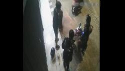 Terekam CCTV, 2 Pengemudi Ojol di Bandung Syok Ditodong Pakai Samurai, Ponsel Amblas<