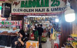Ramai Dikunjungi Jelang Ramadan, Omzet Pedagang Pasar Tanah Abang Meningkat