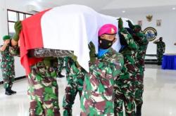 Diterbangkan ke Konawe, Jenazah Marinir TNI Korban KKB Papua Transit di Makassar
