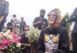 Jelang Ramadan Angelina Sondakh Nyekar ke Makam Adjie Massaid, Ini Doa yang Dipanjatkan