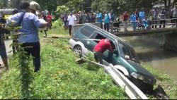 Tabrak Pembatas Jalan, Minibus di Jombang Terjun ke Sungai 