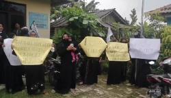 Tadarus Dilarang Pakai Toa, Emak-emak Geruduk Kantor Kecamatan Patokbeusi Subang