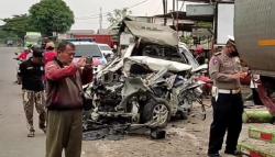 Kecelakaan Mengerikan Avanza Tabrak Truk Tronton di Pantura Cirebon, 6 Tewas