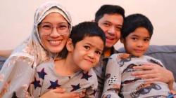 Hari Pertama Puasa, Dude Harlino Menemani Anak Sahur: Semangat Ya Nak!