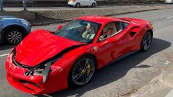Pemilik Ferrari Ini Nangis, Mobil Baru Dibeli dari Dealer Seharga Rp10 Miliar Tabrak Pembatas Jalan