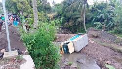 Hindari Motor Melintas, Truk Banting Stir lalu Terjun ke Sungai di Majalengka<