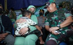 Jenderal Dudung Bantu Keluarga Sertu Eka Korban KKB: Adiknya saya Masukkan ke Akmil