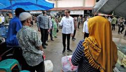 Temui Warga di Pasar Jambi, Presiden Jokowi Serahkan BLT Minyak Goreng