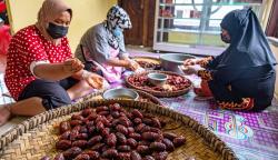 Produksi Tomat Rasa Kurma Oleh-Oleh Khas Bandungan