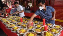 Vihara Petak Sembilan Sediakan Ratusan Makanan untuk Berbuka Puasa
