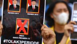 Aksi BEM se-Sumatera Selatan Blokade Jalan Tolak Jabatan Presiden 3 Periode<