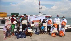 Sahur on The Boat 2022, Jurnalis Sebar Paket Kebutuhan Ramadan untuk Warga Pesisir