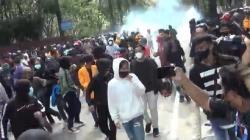 Demo di Kendari Ricuh, Polisi Tembakkan Gas Air Mata<