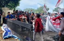 Demo Mahasiswa Komite BBM Malut di Ternate Ricuh, Massa Rusak Pagar Wali Kota 