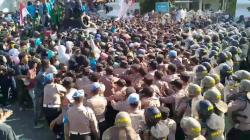 Unjuk Rasa 11 April 2022 di Cirebon Ricuh, Mahasiswa Baku Hantam dengan Polisi<