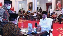 Momen Presiden Jokowi Bayar Zakat Pakai QR Code