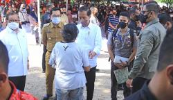 Presiden Jokowi Serahkan BLT Minyak Goreng kepada Warga Cirebon