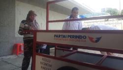 DPD Perindo Jakut Berikan Gerobak untuk Penjual Sayur : Kasihan Bannya Berkali-Kali Pecah
