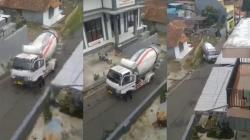 Viral Truk Molen Tak Kuat Nanjak, Mundur dan Terperosok ke Gorong-gorong di Lembang KBB<