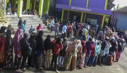 Warga Ciamis Antre Ambil BLT Minyak Goreng dan Bantuan Sembako