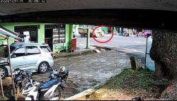 Terekam CCTV, Pemotor Selamat Usai Terserat Truk di Jalan Raya Cugenang Cianjur