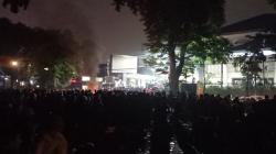 Mahasiswa Bandung Akhirnya Bubarkan Diri setelah Ditemui Wakil Ketua DPRD Jabar<