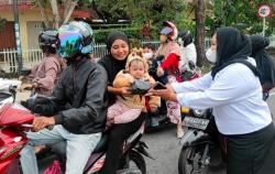 Berbagi Berkah Ramadhan, Kartini Perindo Bangka Barat Bagikan Ratusan Takjil ke Warga